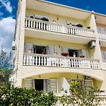 Domora Apartment *